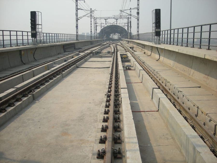 Scissors crossover on an elevated DMRC viaduct
