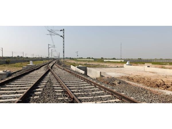 Railway siding with overhead electrification masts